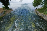 De Crni Drim mondt hier uit in het Meer van Ohrid